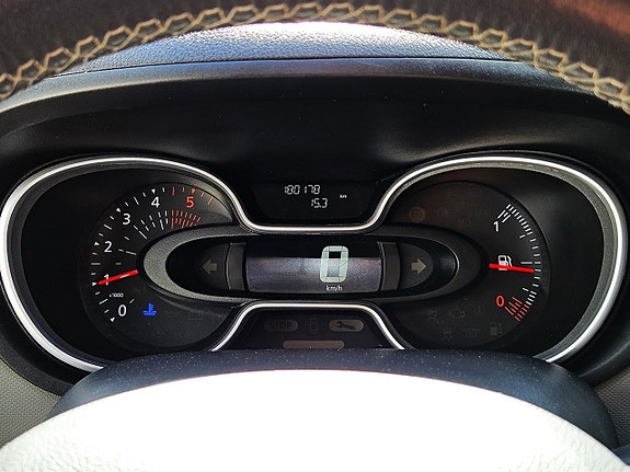 Nissan NV300 10 of 16
