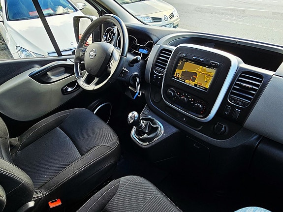 Nissan NV300 15 of 16
