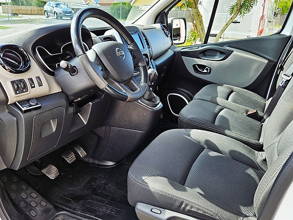 Nissan NV300 9 of 16