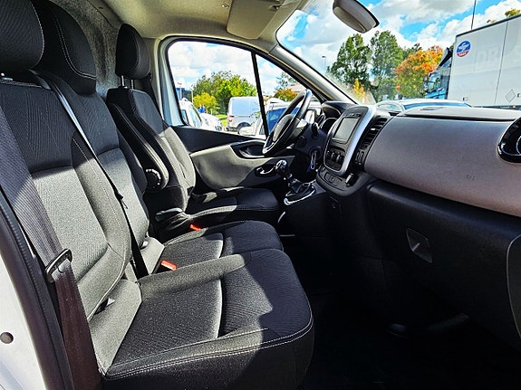 Nissan NV300 14 of 16