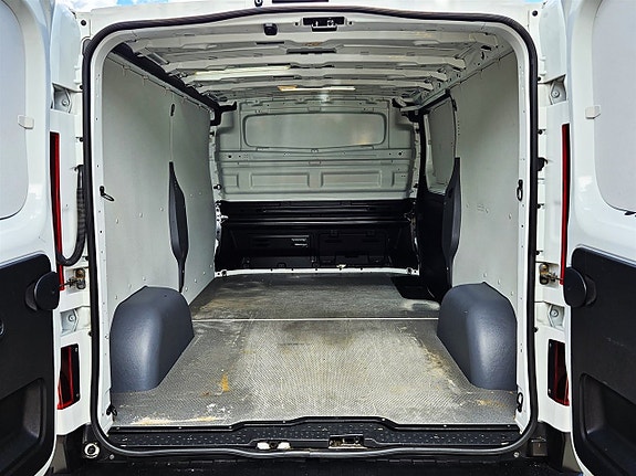 Nissan NV300 8 of 16