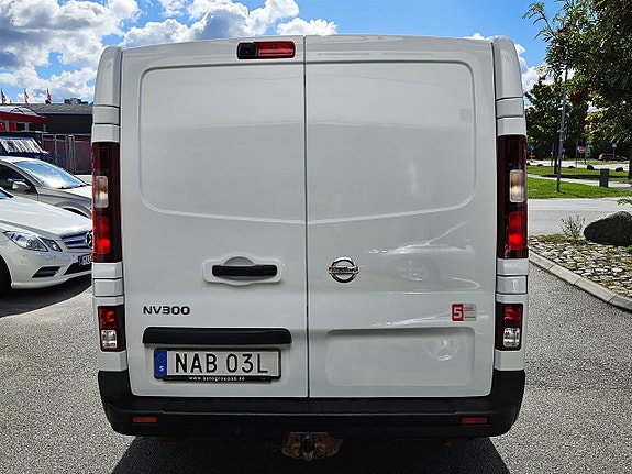 Nissan NV300 6 of 16