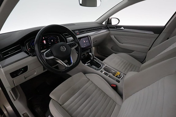 Volkswagen Passat 13 of 30