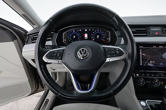 Volkswagen Passat 16 of 30