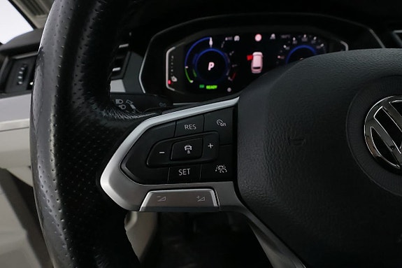 Volkswagen Passat 18 of 30