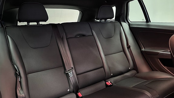 Volvo V60 Cross Country 8 of 20
