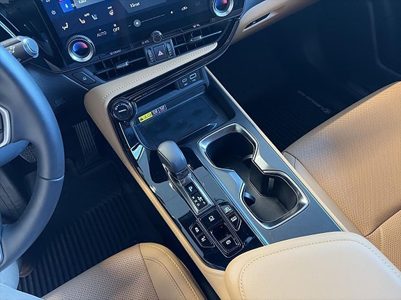 Lexus NX450h+ 12 of 13