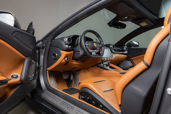Ferrari Lusso 12 of 20