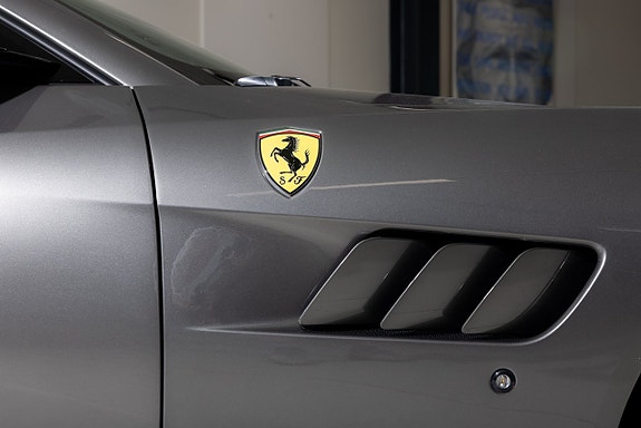 Ferrari Lusso 19 of 20