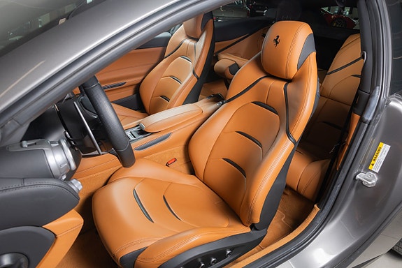Ferrari Lusso 14 of 20