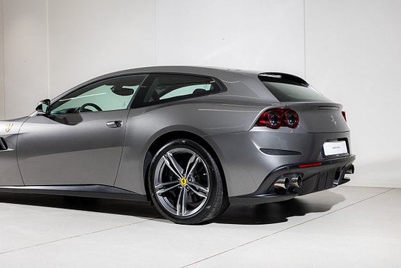 Ferrari Lusso 4 of 20