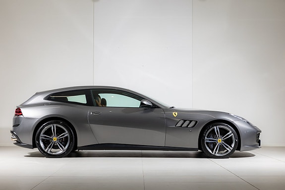Ferrari Lusso 8 of 20