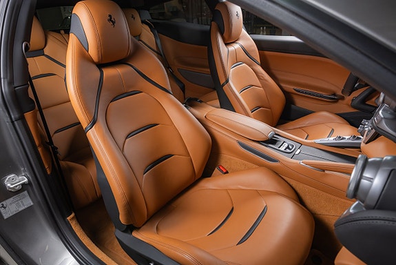 Ferrari Lusso 17 of 20