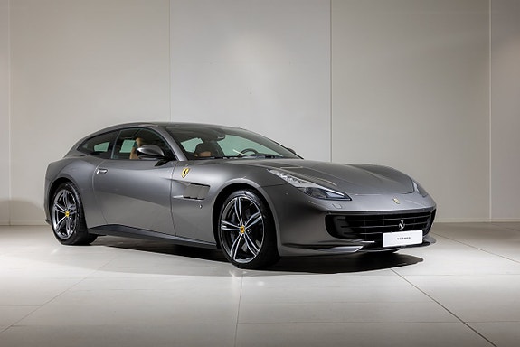 Ferrari Lusso 9 of 20