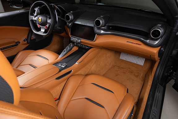 Ferrari Lusso 15 of 20