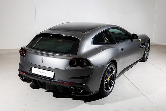 Ferrari Lusso 11 of 20