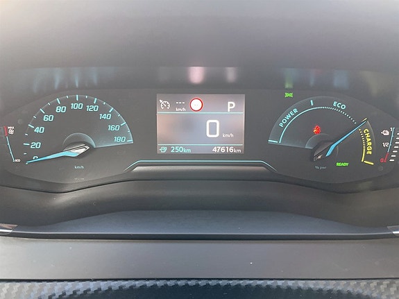 Peugeot e-208 8 of 15