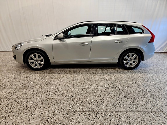 Volvo V60 2 of 15