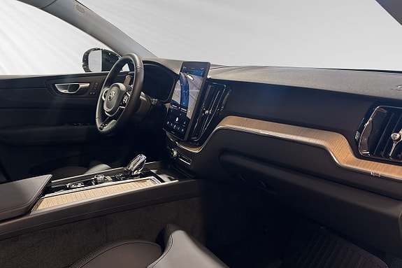 Volvo XC60 10 of 30