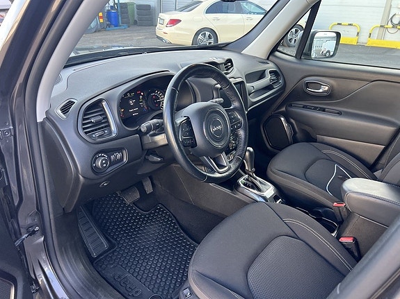 Jeep Renegade 11 of 12