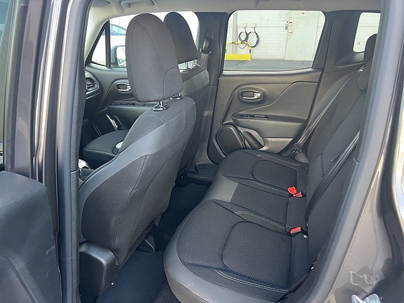 Jeep Renegade 10 of 12