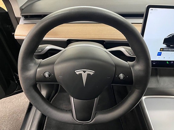 Tesla Model Y 13 of 20