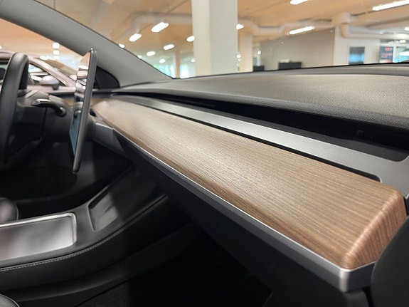 Tesla Model Y 17 of 20