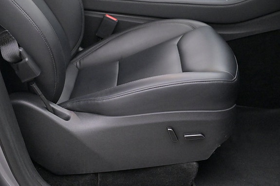 Tesla Model Y 13 of 27