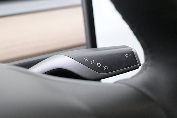 Tesla Model Y 8 of 27