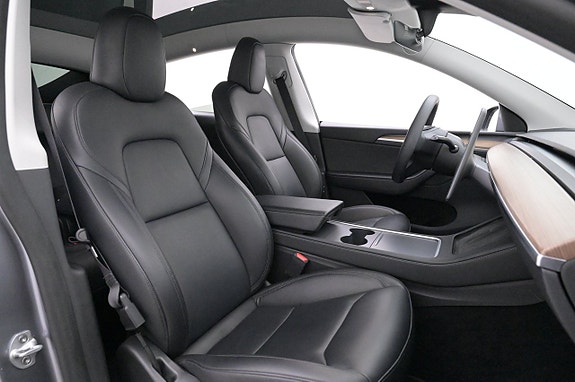 Tesla Model Y 12 of 27