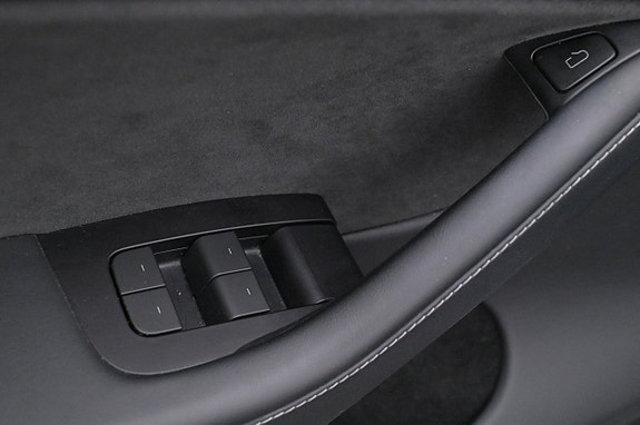 Tesla Model Y 10 of 27