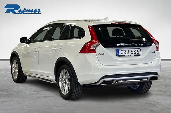 Volvo V60 Cross Country 2 of 13
