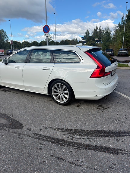 Volvo V90 2 of 5