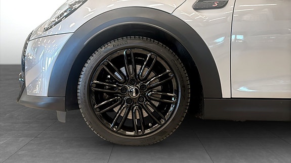 MINI Cooper S 9 of 18