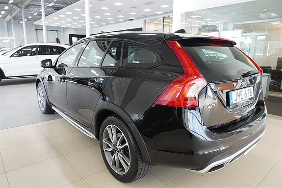 Volvo V60 Cross Country 7 of 10