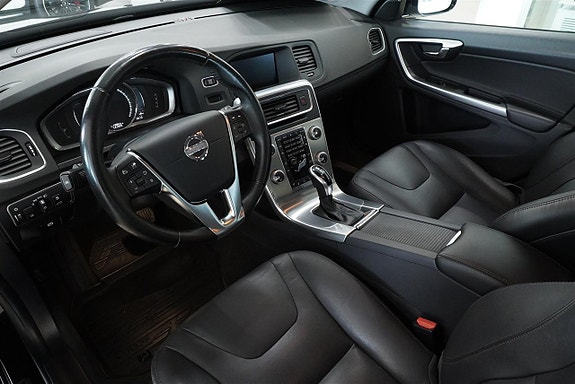 Volvo V60 Cross Country 2 of 10