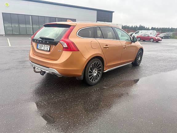 Volvo V60 2 of 7