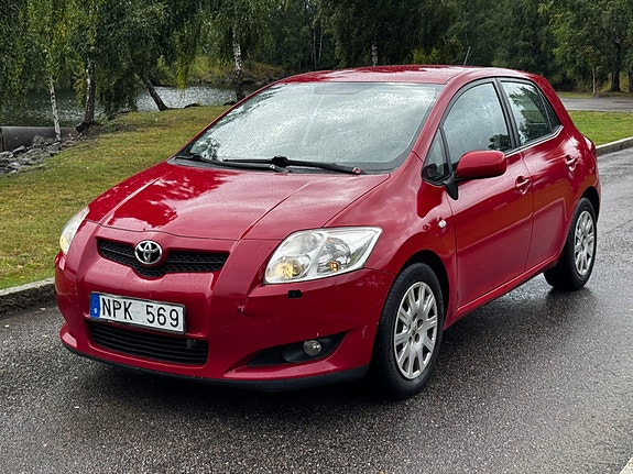 Toyota Auris 2 of 6