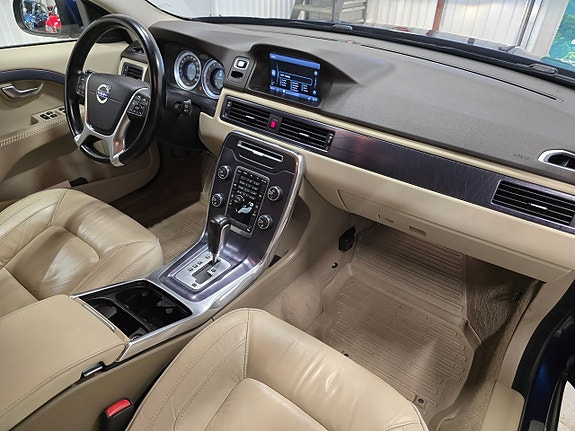 Volvo V70 13 of 30