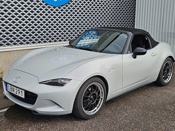 Mazda MX-5 4 of 17