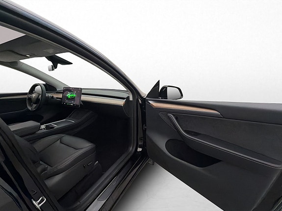 Tesla Model Y 29 of 30