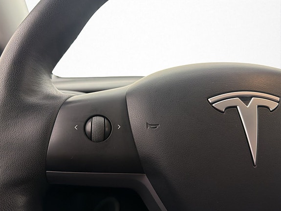 Tesla Model Y 18 of 30