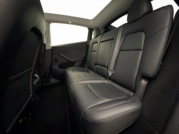 Tesla Model Y 27 of 30