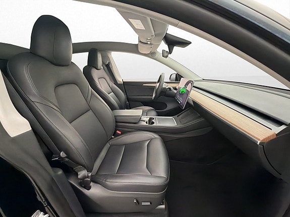 Tesla Model Y 28 of 30