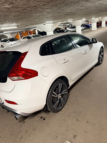 Volvo V40 2 of 6