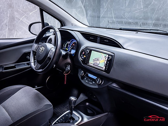 Toyota Yaris 13 of 30