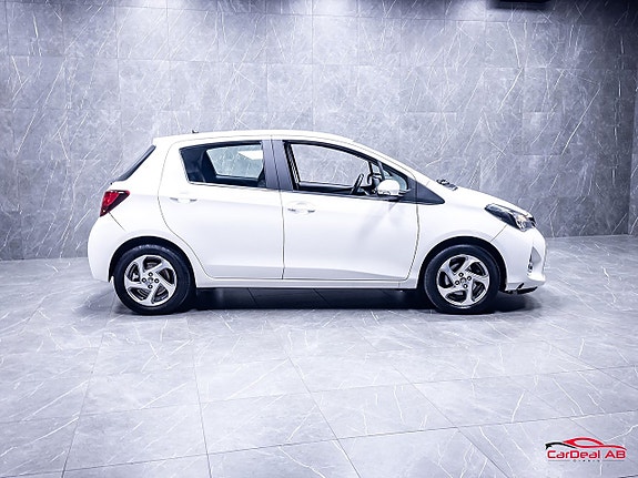 Toyota Yaris 8 of 30