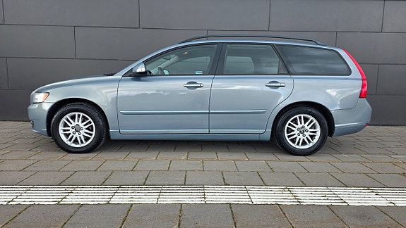 Volvo V50 2 of 16