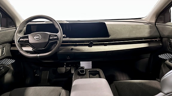 Nissan Ariya 4 of 12