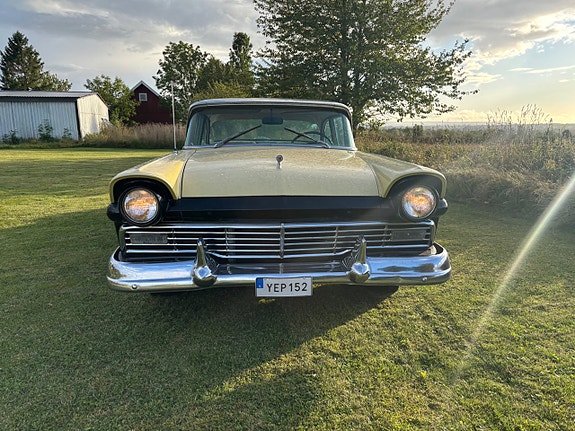 Ford Fairlane 10 of 11